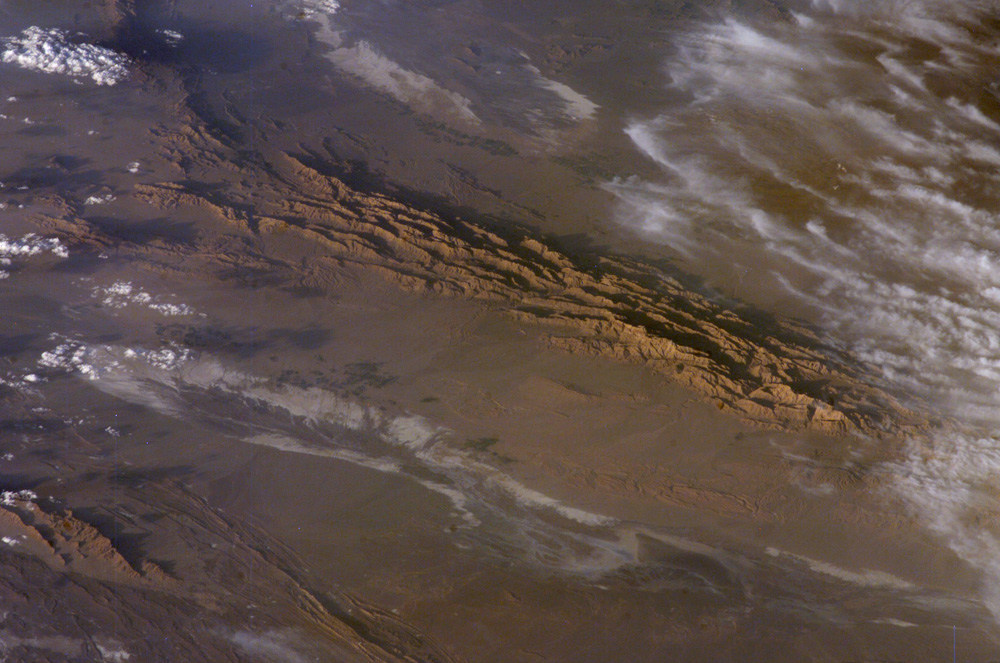 Kızılötesi dalga boylarında görüldüğü şekliyle İran’daki Lut Çölü, 6 Temmuz 1999’da Landsat 7 uydusu tarafından çekilmiş. (Fotoğraf hakları: NASA / USGS)