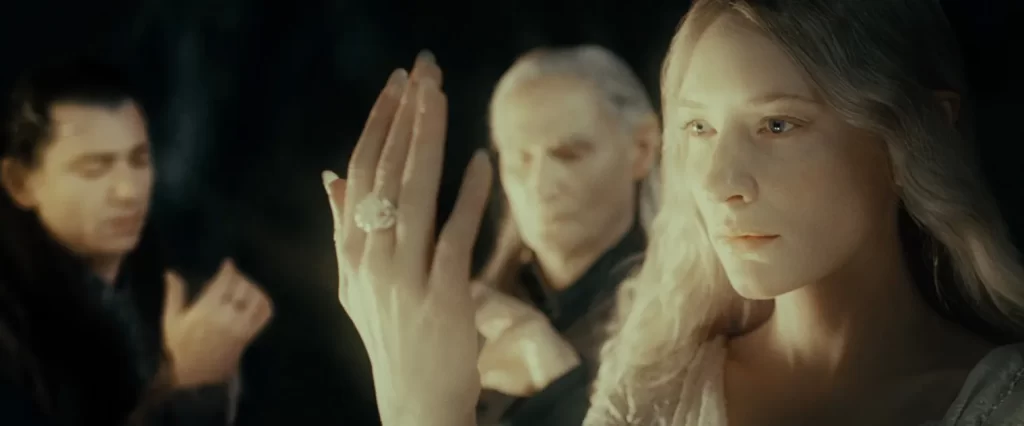 Galadriel sağ elinin orta parmağında Elf yüzüğü Nenya’yı tutuyor, Yüzük Kardeşliği.