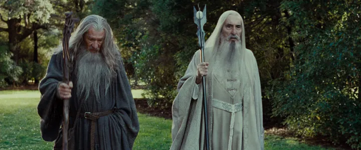 Yüzüklerin Efendisi’nde Gri Gandalf ve Ak Saruman: Yüzük Kardeşliği.