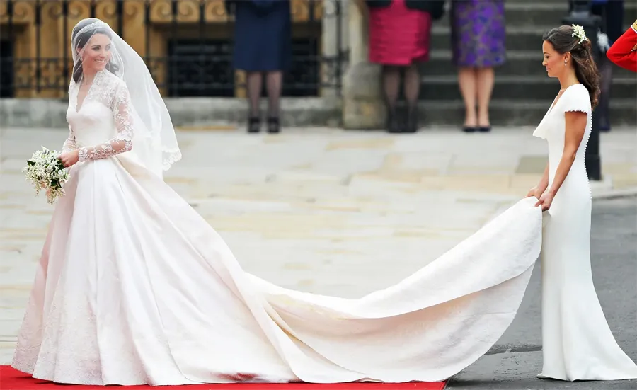 Kate Middleton'ın Alexander McQueen için tasarladığı Sarah Burton imzalı gelinlik