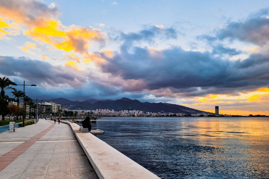 İzmir Seyahatinin Tadını Çıkarmak İsteyenlere: Neler Yapmalısınız?